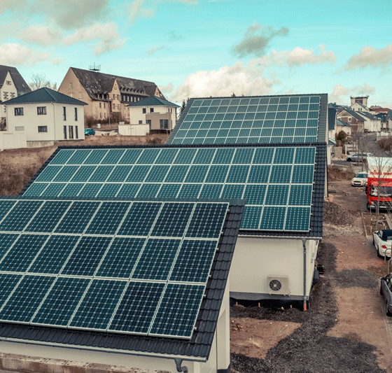 PV Anlagen auf den Dächern von Häusern von Novum Innovativbau